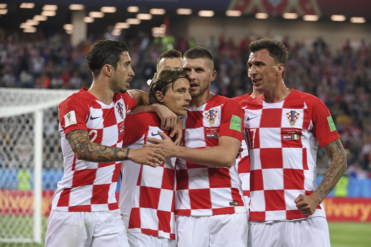 Los jugadores de Croacia felicitan a Luka Modric después del segundo tanto del cuadro balcánico. (Foto Prensa Libre: AFP)