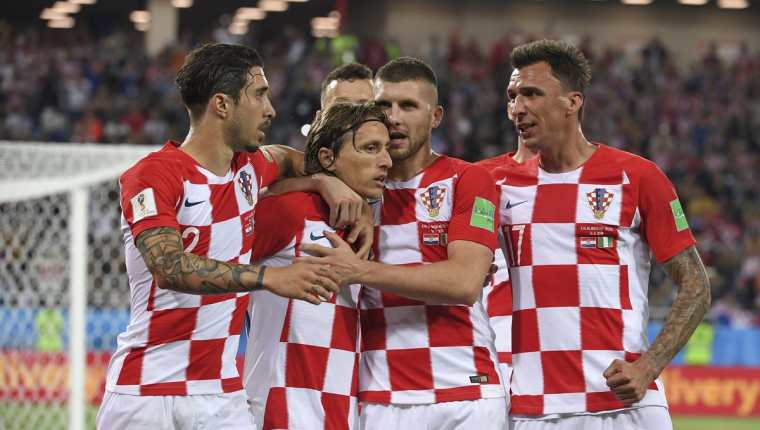 Los jugadores de Croacia felicitan a Luka Modric después del segundo tanto del cuadro balcánico. (Foto Prensa Libre: AFP)