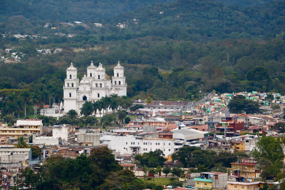 Panorámica de la ciudad de Esquipulas, Chiquimula, y su basílica. (Foto Prensa Libre: Shutterstock)