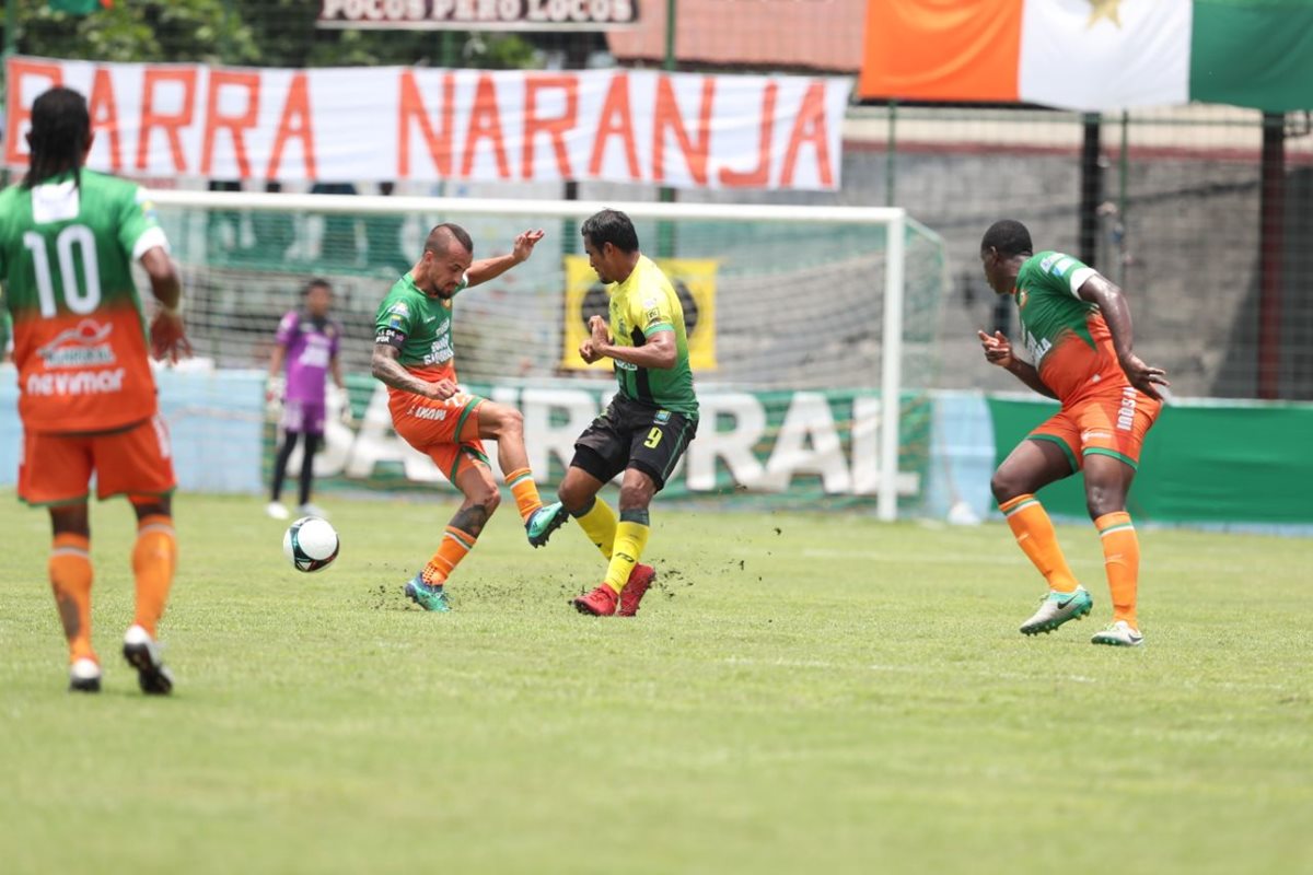 Pablo Mingorance (Siquinalá), durante una acción en el partido disputado este miércoles. (Foto Prensa Libre: Francisco Sánchez)