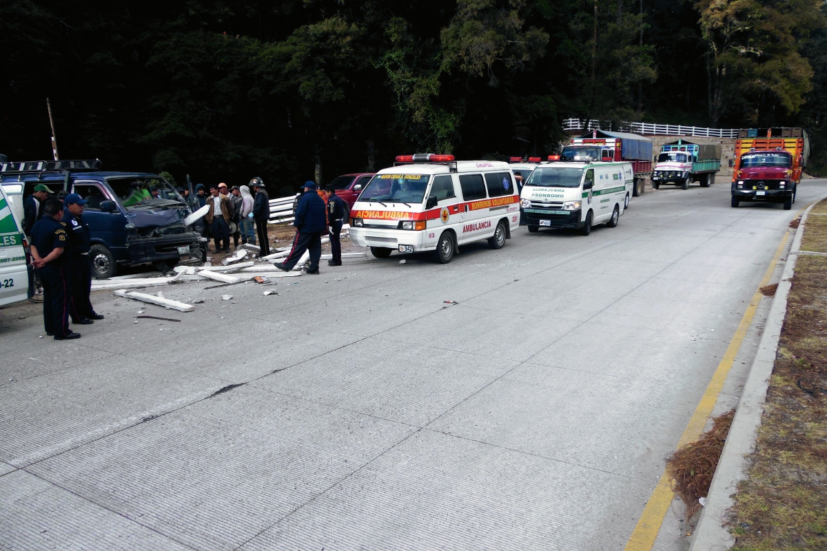 Bomberos auxilian a pasajeros de un microbús que se accidentó en el km 94, en Tecpán Guatemala, Chimaltenango. (Foto Prensa Libre: José Rosales)