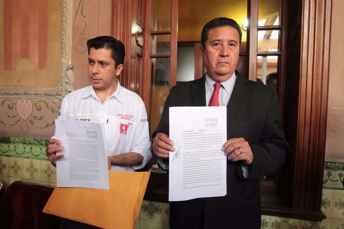 Partido Líder presenta recurso de revisión por multa de US$100 mil impuesta por el TSE por haber sobrepasado techo de campaña (Foto Prensa Libre: Paulo Raquec)
