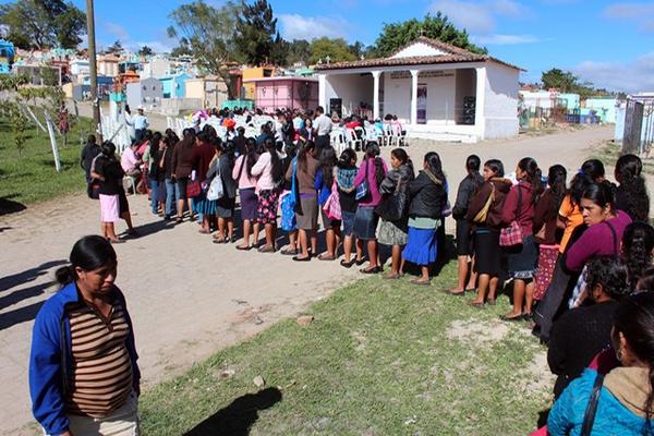 Mujeres hacen fila para anotarse en el listado de la actividad realizada en el cementerio general de Jalapa. (Foto Prensa Libre: Hugo Oliva) <br _mce_bogus="1"/>