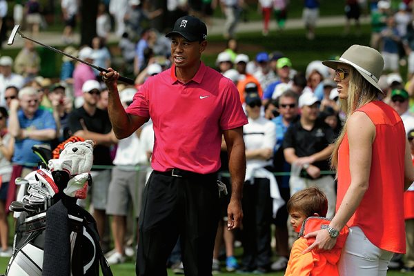 Durante la practica de está tarde, Tiger Woods fue observado por gran cantidad de aficionados del golf. (Foto Prensa Libre: AP)