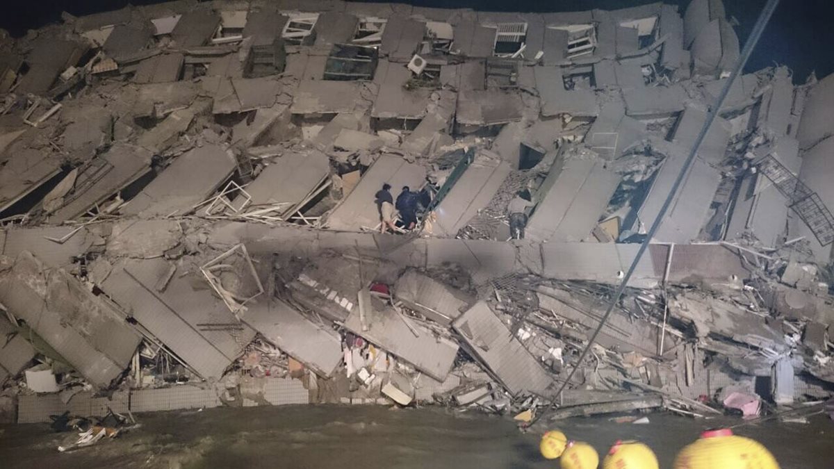 Varios edificios colapsaron; aún no reportan víctimas fatales. (Foto Prensa Libre: AP).