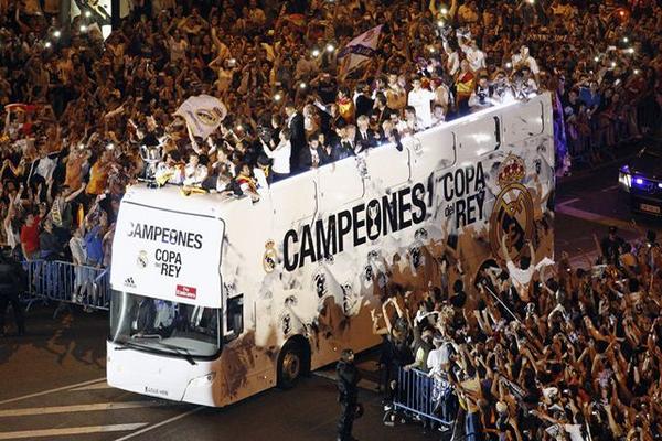 Merengues festejan en la plaza de Cibeles. (Foto Prensa Libre: EFE)