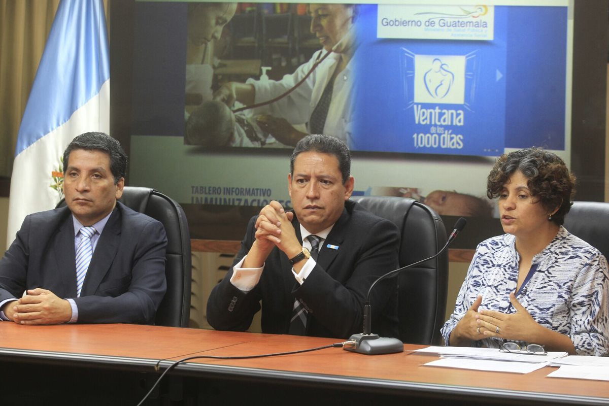 El ministro de Salud, Mariano Rayo, ofrece conferencia de prensa en donde informa sobre anomalías en la contratación de personal. (Foto Prensa Libre: Edwin Bercián)