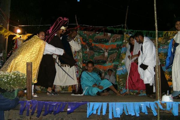 Jóvenes participan  en una dramatización.