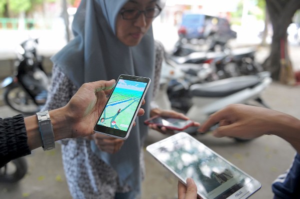 Un grupo de indonesios juega Pokemon Go en las calles de Banda Aceh. (Foto Prensa Libre: AFP)