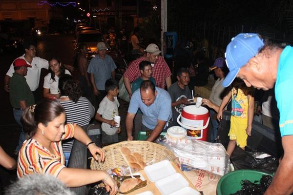 Católicos de Escuintla entregan alimentos a personas sin hogar de esa ciudad. (Foto Prensa Libre: Melvin Sandoval)