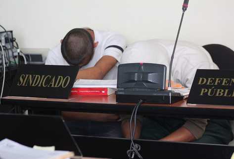 Los dos menores de edad en el juicio que se lleva a cabo en Huehuetenango. (Foto Prensa Libre: Mike Castillo)