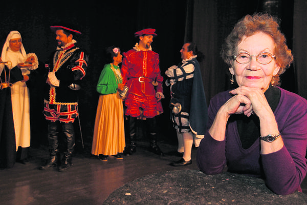 María Teresa  Martínez heredó  de su padre, Alberto Martínez, la tradición de presentar la obra de teatro  Don Juan Tenorio. (Foto Prensa Libre: Edwin Castro)