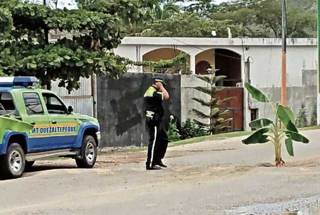 En un tramo de un kilómetro de Quezaltepeque hacia Honduras y El Salvador, los pobladores colocaron plantas de banano en señal de protesta y las autoridades procedieron a retirarlas. (Foto Prensa Libre: Mario Morales)