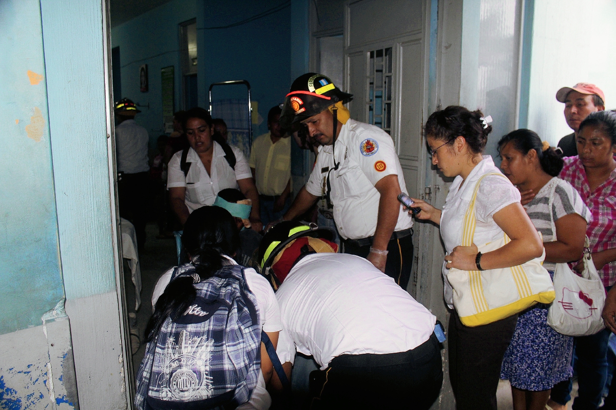 Bomberos ingresan a uno de los heridos en el Hospital Nacional de Jalapa. (Foto Prensa Libre: Hugo Oliva)