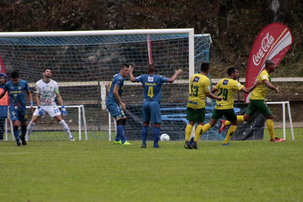 Janderson Pereira volvió a anotar con Petapa ahora contra los cobaneros. (Foto Prensa Libre: Hemeroteca PL)