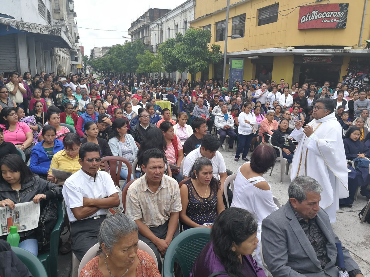 La iglesia Nuestra Señora de los Remedios, El Calvario, celebró la misa desde muy temprano en la 18 calle y 6a avenia. (Foto Prensa Libre: Esbin García)