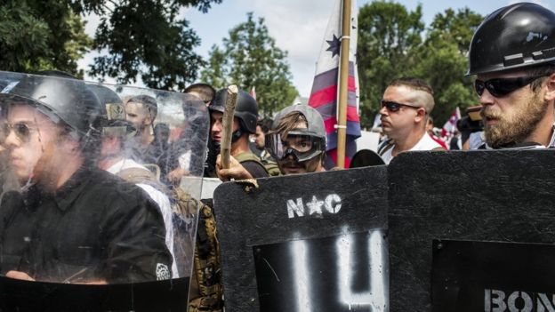 Grupos de supremacistas blancos se concentraron en el parque de la Emancipación de Charlottesville, frente a contramanifestantes a su marcha. (Getty Images)