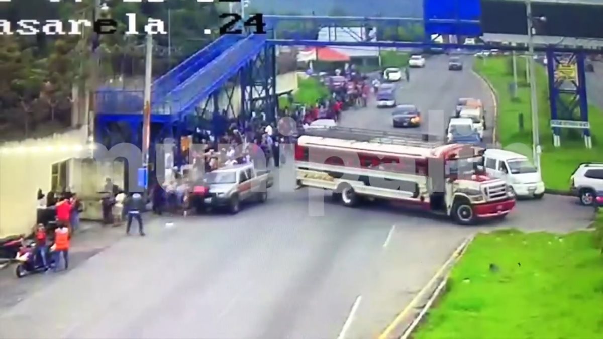 El piloto del bus extraurbano solo se cruzó sin precaución.(Foto Prensa Libre: Municipalidad de Palín)