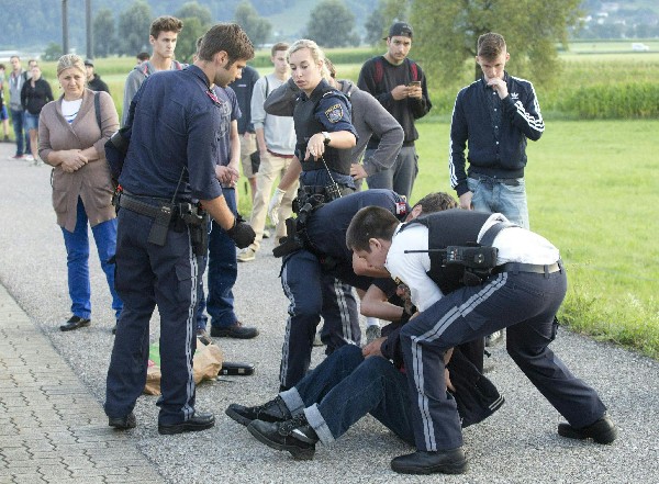 Policías detienen al presunto atacante en la estación de tren Sulz-Röthis en Vorarlberg. (Foto Prensa Libre: AFP)
