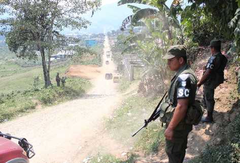 Soldados vigilan uno de los retenes en Santa Cruz Barillas, Huehuetenango, por el estado de Sitio.