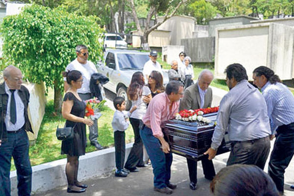 Amigos y familiares asisten al sepelio del artista  Roberto Cabrera, en el Cementerio Los Cipreses.  (Foto Prensa Libre: Ángel Elías)