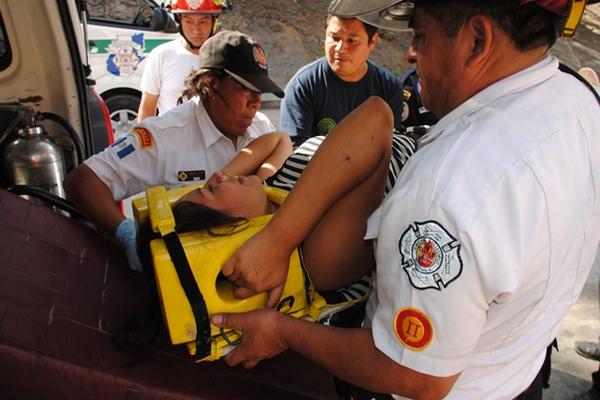 Socorristas trasladan a una mujer que resultó con heridas de bala en la ruta hacia Antigua Guatemala. (Foto Prensa Libre: Miguel López)<br _mce_bogus="1"/>