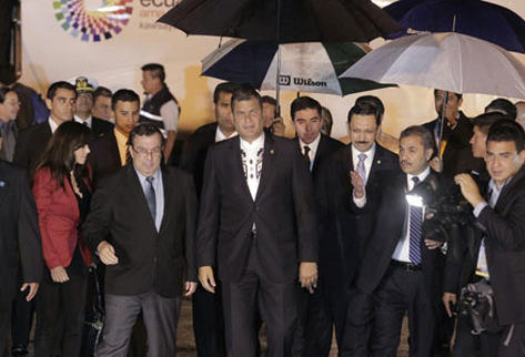 Rafael Correa, durante su arribo a Guatemala, en donde participará en foro regional, junto a expresidentes y otros personajes.
