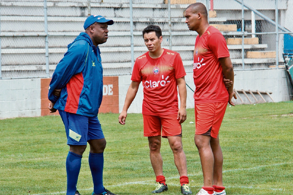 Hernán medford conversa con Julio Estacuy y Juliano Rangel durante el entramiento de Xelajú MC, en el estadio Mario Camposeco. (Foto Prensa Libre: Carlos Ventura)