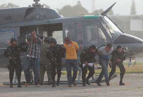 Detenidos por la muerte de policías llegan a la Fuerza Aérea Guatemala. (Foto Prensa Libre)