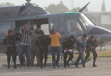 Detenidos por la muerte de policías llegan a la Fuerza Aérea Guatemala. (Foto Prensa Libre)
