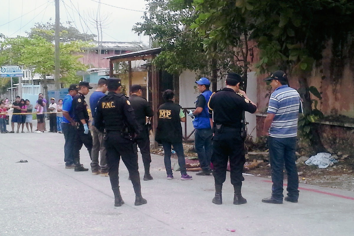 Fiscales del  Ministerio Público inspeccionan el área en donde fue localizado el cadáver de Jacobo Aquino, en Flores, Petén. (Foto Prensa Libre: Rigoberto Escobar)