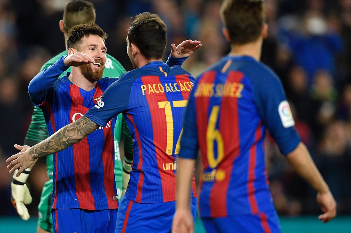 Jugadores del Barcelona felicitan al delantero Lionel Messi después de anotar uno de los goles. (Foto Prensa Libre: AFP)