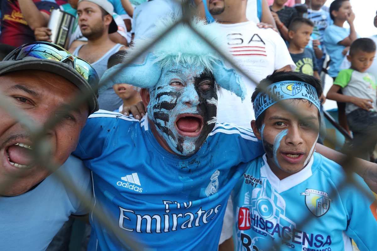 Los seguidores de Sanarate disfrutaron a lo grande la fiesta previa al partido contra Xela. (Foto Prensa Libre: Francisco Sánchez).