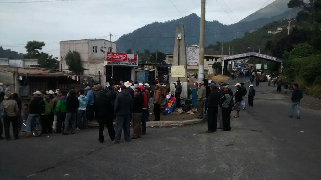 Campesinos de Zunil, Quetzaltenango, se reúnen e impiden el paso de vehículos. (Foto Prensa Libre: elQuetzalteco)