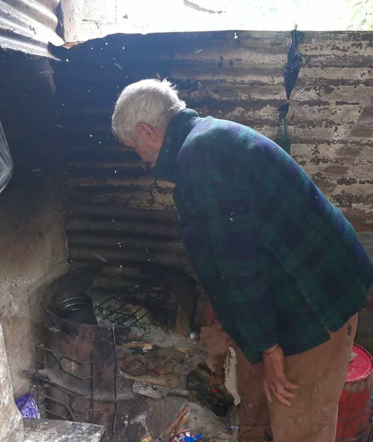 La cocina donde el abuelo prepara los alimentos para él y sus nietos. (Foto Prensa Libre: Oscar García).
