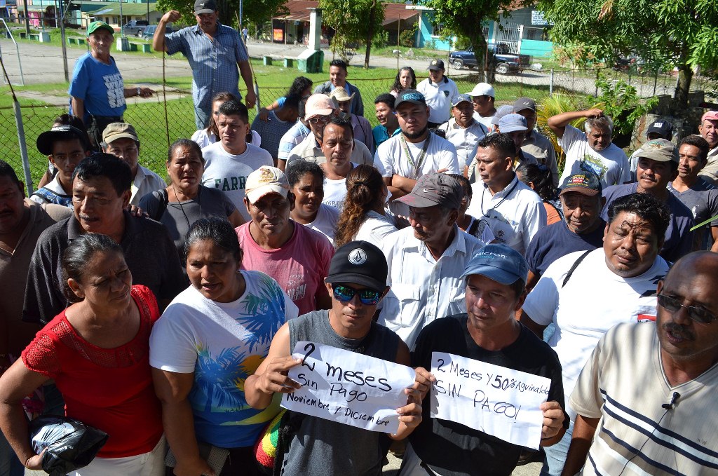 Trabajadores ediles piden que se les cancele salarios atrasados. (Foto Prensa Libre: Dony Stewart).