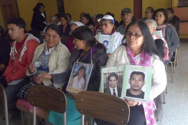 Madres muestran la foto de sus hijos desparecidos. (Foto Prensa Libre: Erick Ávila)