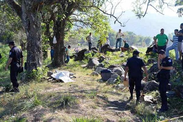 Autoridades recaban evidencias en el lugar donde murió baleado Esteban Caal, en Cuilapa. (Foto Prensa Libre: Oswaldo Cardona) <br _mce_bogus="1"/>