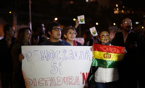 Bolivianos celebran el triunfo del No en referendo. (Foto Prensa Libre: AP)