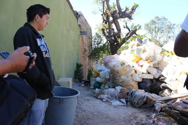 El cuerpo estaba cubierto con mantas.