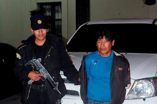 Carlos Edilio Hernández, sindicado de haber abusado de un menor, permanece en la Comisaría 73, en Chimaltenango. (Foto Prensa Libre: Víctor Chamalé)