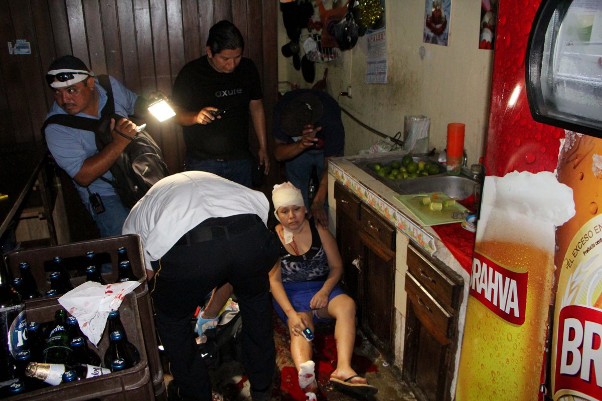 Las mujeres son auxiliadas por Bomberos Voluntarios en el interior de la cantina. (Foto Prensa Libre: Rolando Miranda)