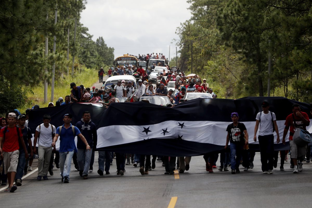 Una de las insignias de la caravana es una bandera hondureña negra. (Foto Prensa Libre: EFE)