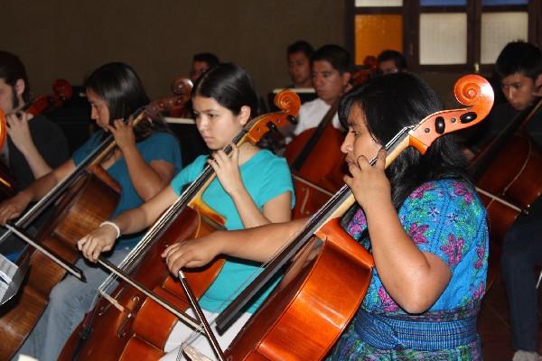 Integrantes de la Orquesta Nacional Juvenil Intercultural de Guatemala, en un ensayo. (Foto Prensa Libre: Ángel Solares)