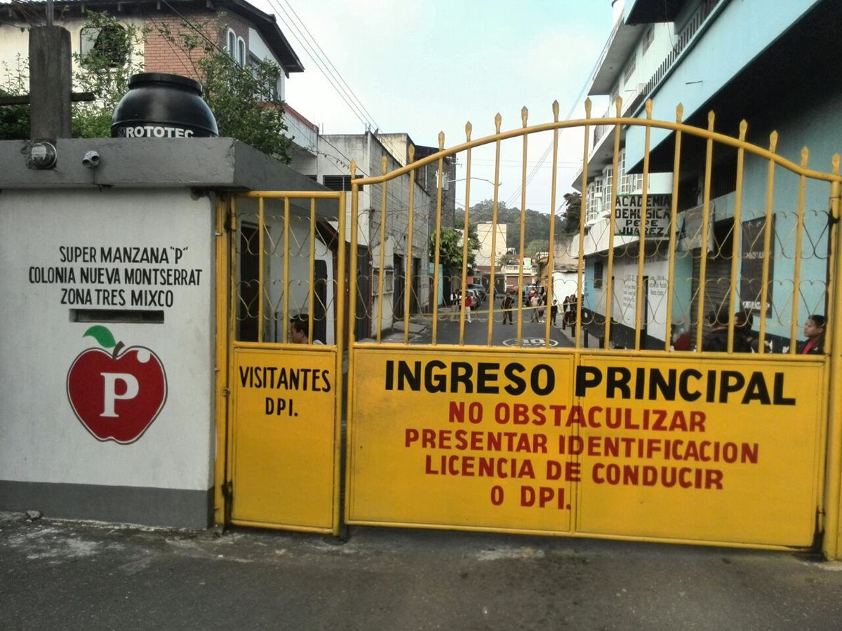 Dentro de la garita de acceso a la colonia Nueva Montserrat, zona 3 de Mixco, murió el guardia Edgar Morales. (Foto Prensa Libre: E. Paredes)