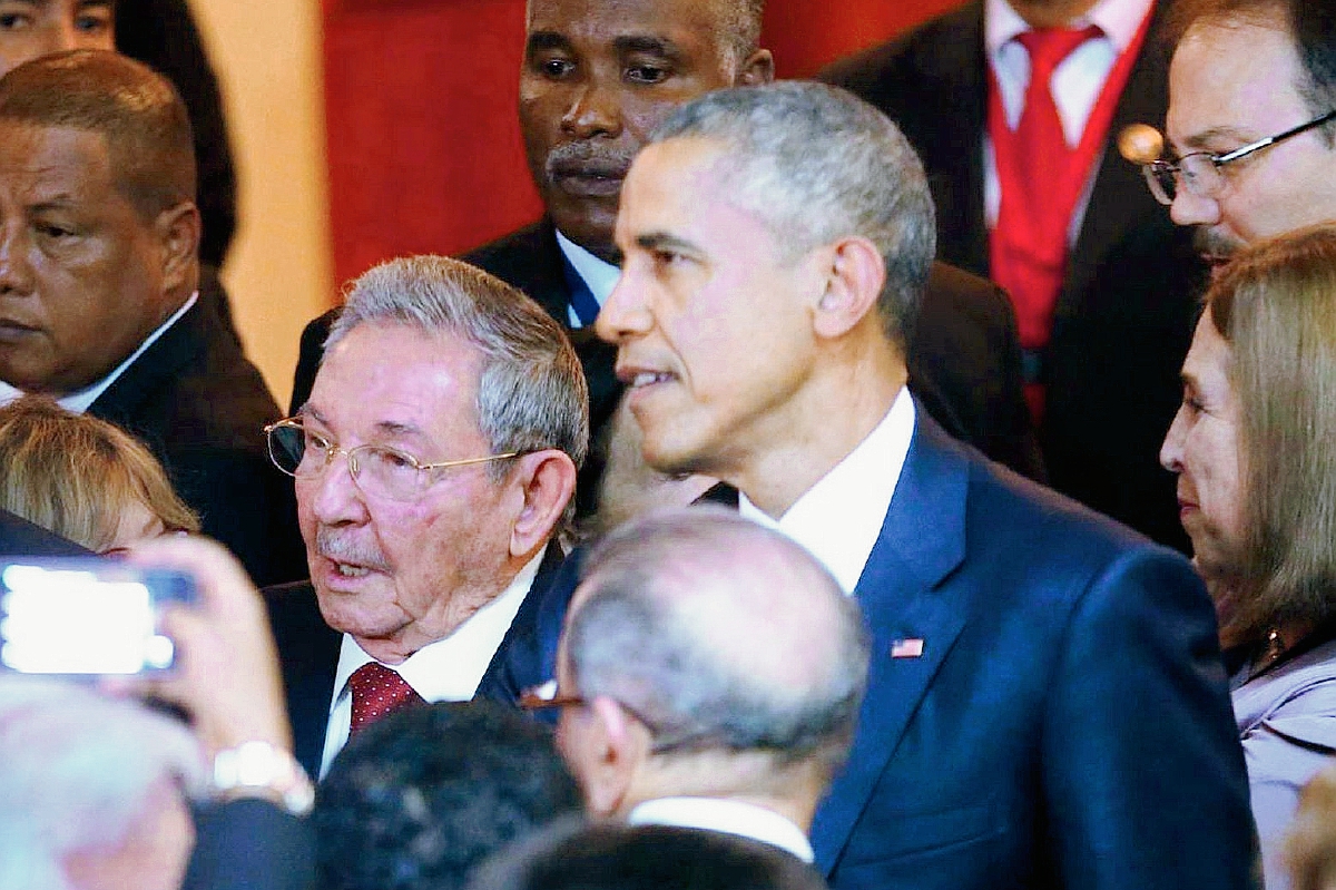 El presidente cubano, Raúl Castro y el estadounidense Barack Obama, acordaron mejorar las relaciones. (Foto Prensa Libre: AFP).