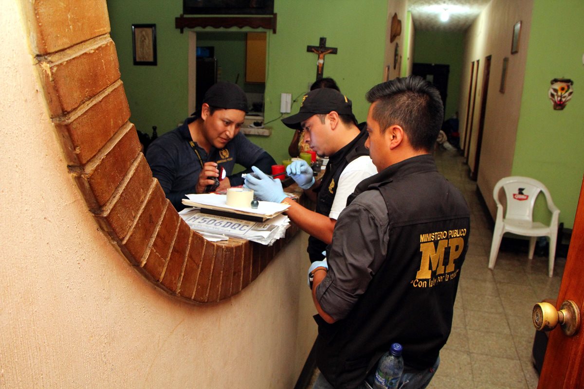 Agentes del MP hacen prueba de huellas digitales en la vivienda del alcalde Osman Aquino. (Foto Prensa Libre: Rolando Miranda)