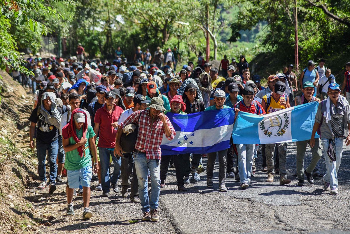 Un grupo de migrantes hondureños parte desde Chiquimula con rumbo a Petén, en busca de la frontera con México. (Foto Prensa Libre: AFP)