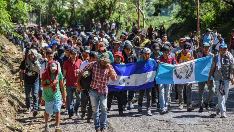 Un grupo de migrantes hondureños parte desde Chiquimula con rumbo a Petén, en busca de la frontera con México. (Foto Prensa Libre: AFP)