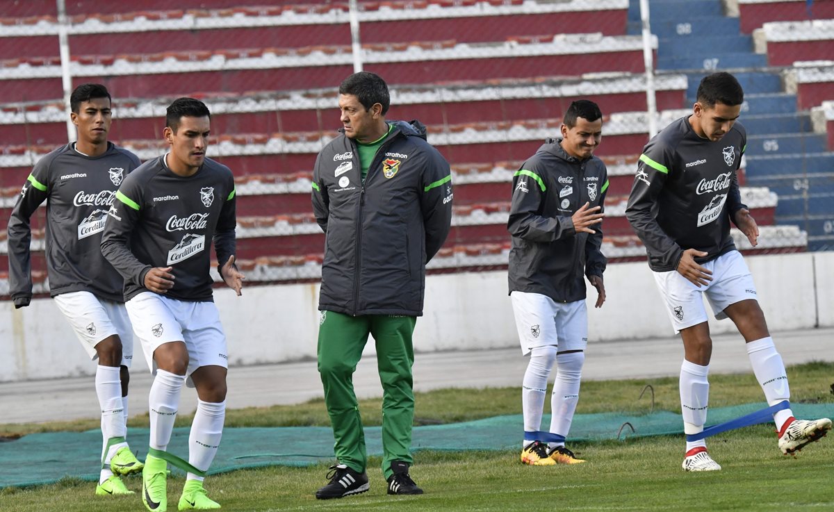 El técnico de la selección de Bolivia, Mauricio Soria, dirige el entrenamiento de su selección en el estadio Hernando Siles de La Paz, previo a los duelos de la eliminatoria a Rusia 2018. (Foto Prensa Libre: AFP)